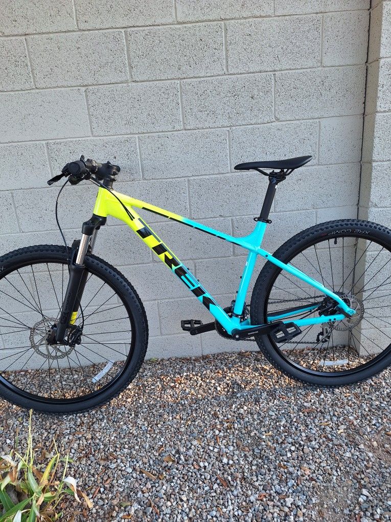 TREK MARLIN 5 GEN 2 MOUNTAIN BIKE 29 ER LIKE NEW ( CHECK MY OTHER