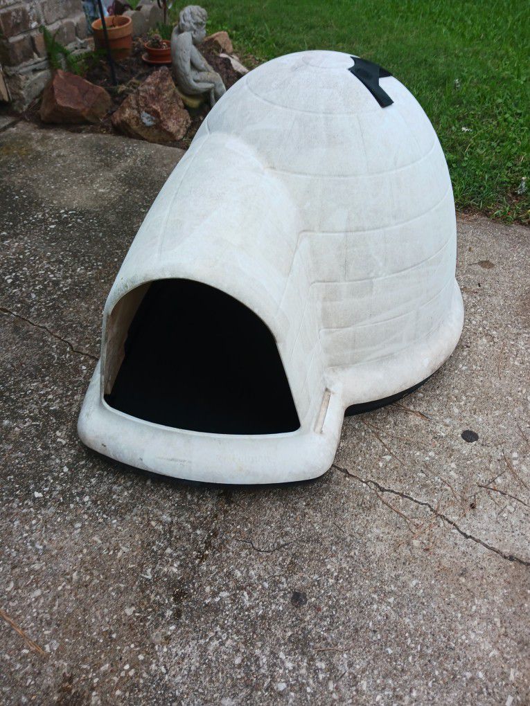 Small Petmate Doghouse