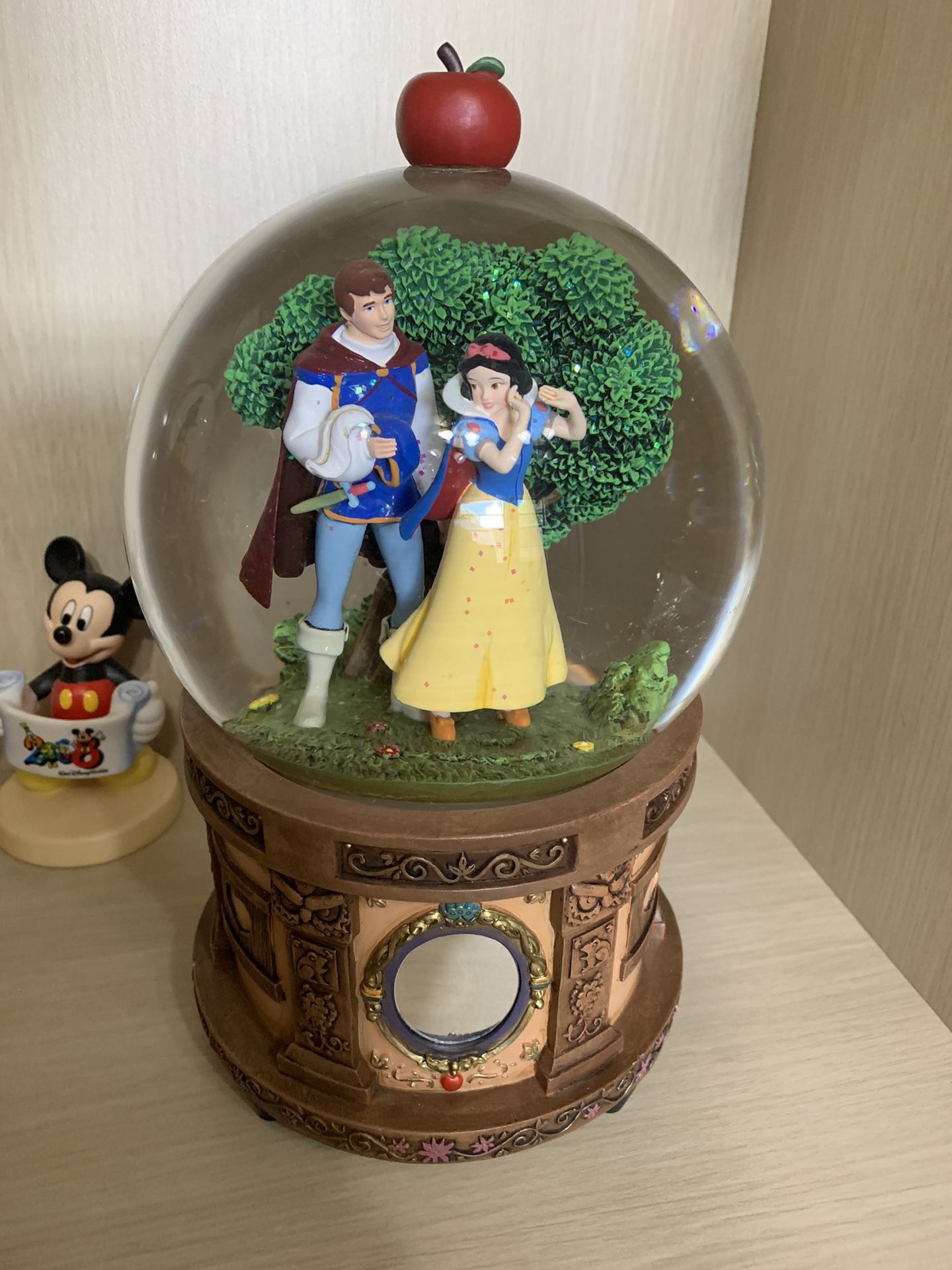 Disney snow globe (Snow White)
