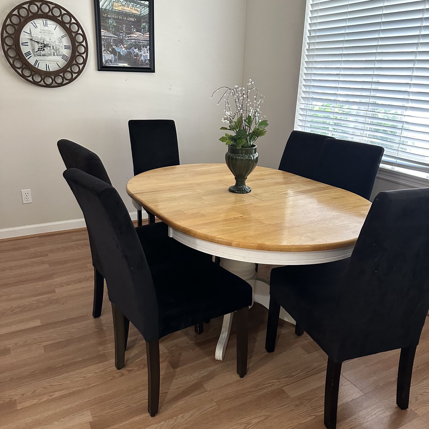 Dining room table And 6 Chairs