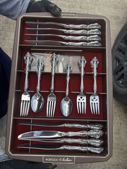 Oneida Heirloom Silverware Flatware Set