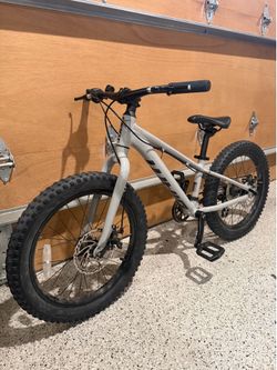 Kids giant stp 20 is stone grey. Kids mountain bike