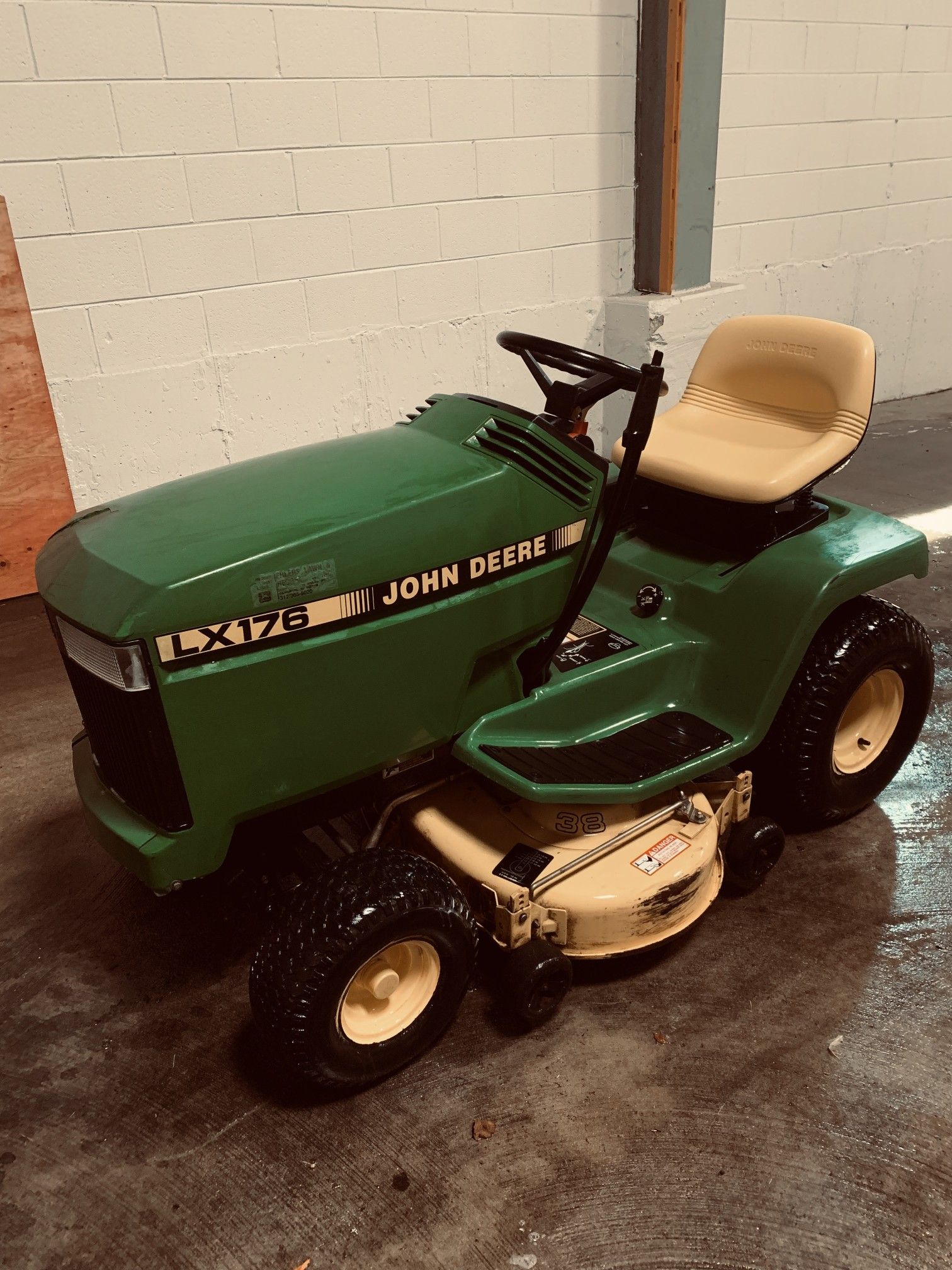 John Deere LX176 Lawn Tractor