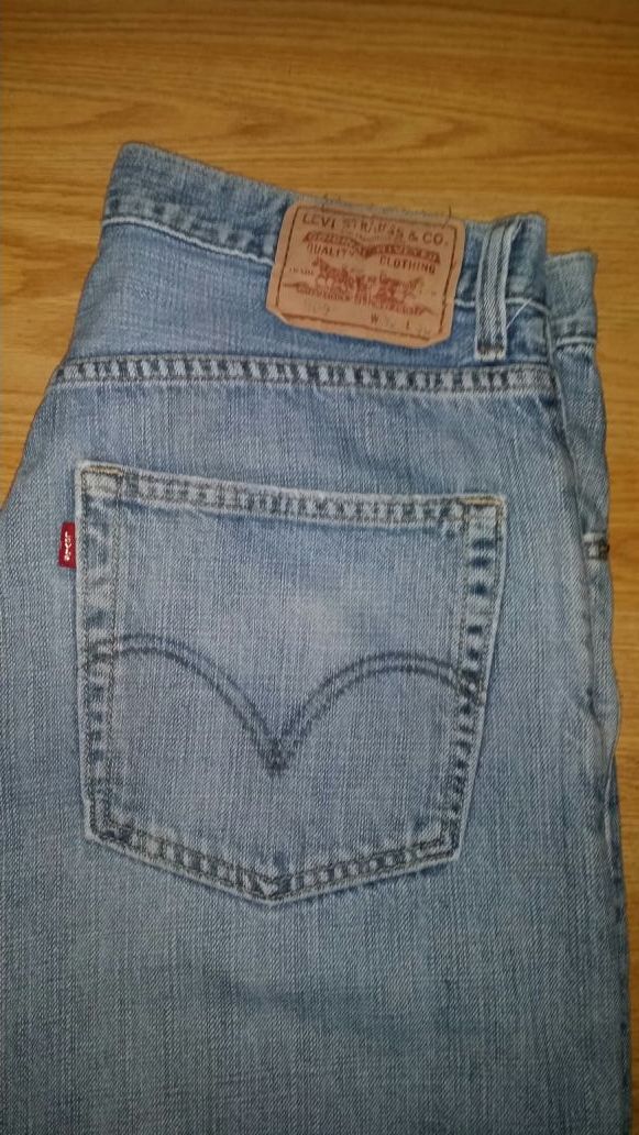 Levi 569 loose fit.. 32x30... Good condition!