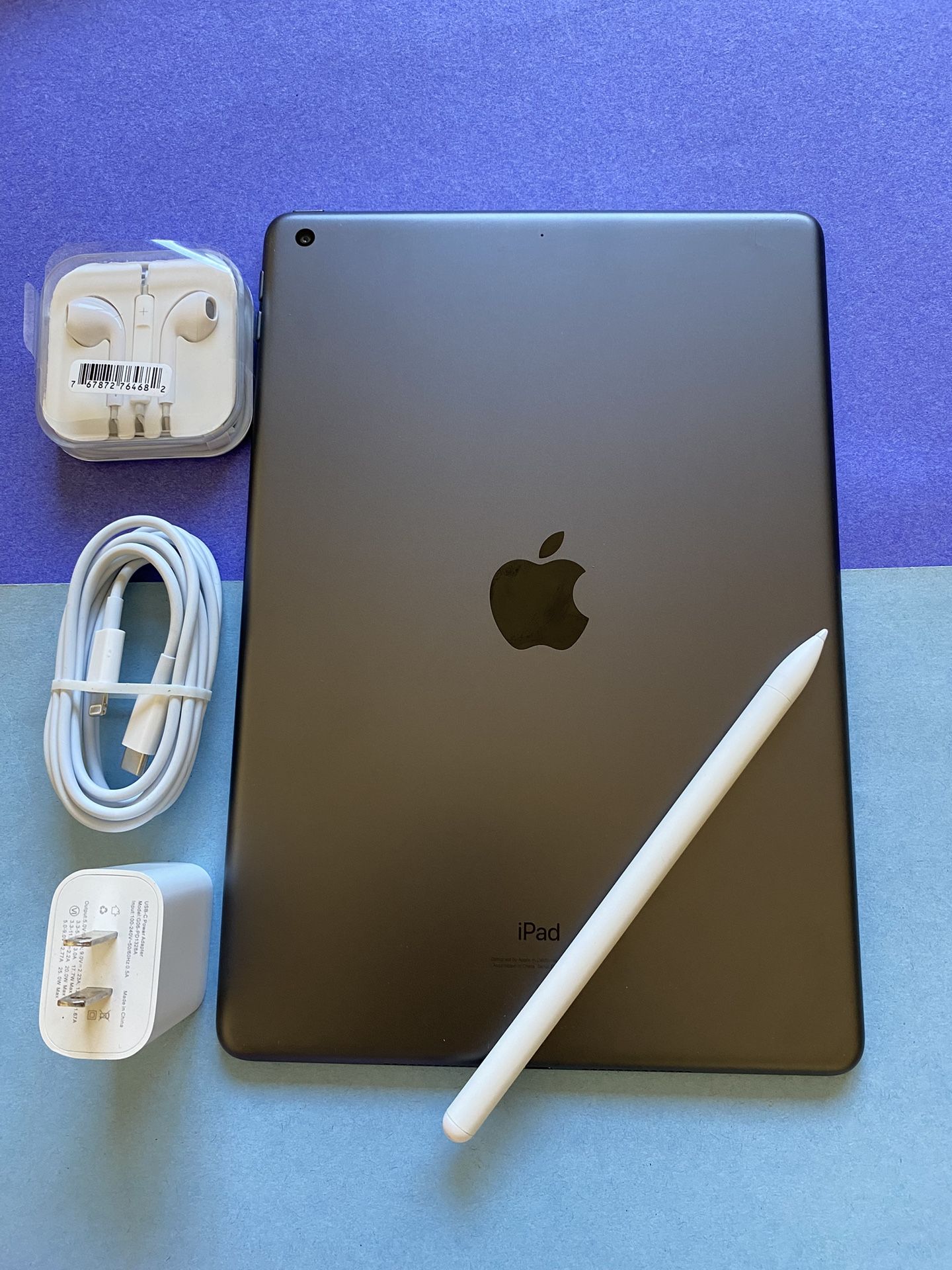 Apple IPad 8th Generation (10.2” Retina /Latest IOS 18/ 2020 model) 32GB with stylus pen, keyboard & Accessories