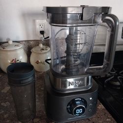 NINJA BLENDER LIGHTLY USED 