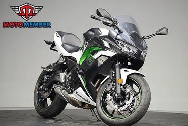 2022 Kawasaki Ninja 650 Pearl Robotic White/Metallic Carbon Gra