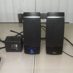 Klipsch Groove PM20 Computer Speakers Complete With Aux Cord. Used in good condition with some cosmetic blemishes. These blemishes are in the form of 