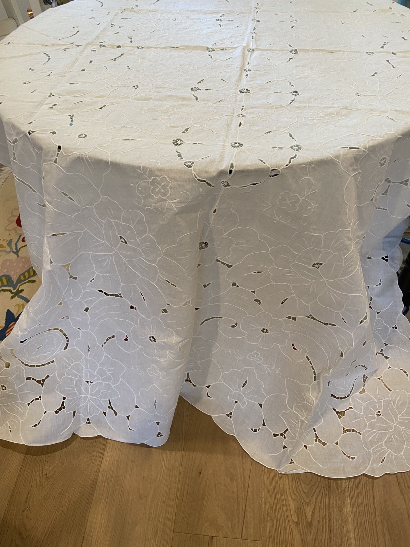 Gorgeous White Embroidered Cutwork Tablecloth + 12 Napkins