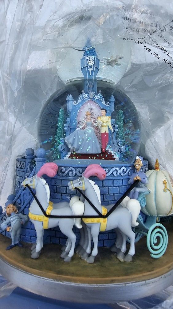New, Never Displayed In Original Packaging Disney Cinderella Double Snow Globe 