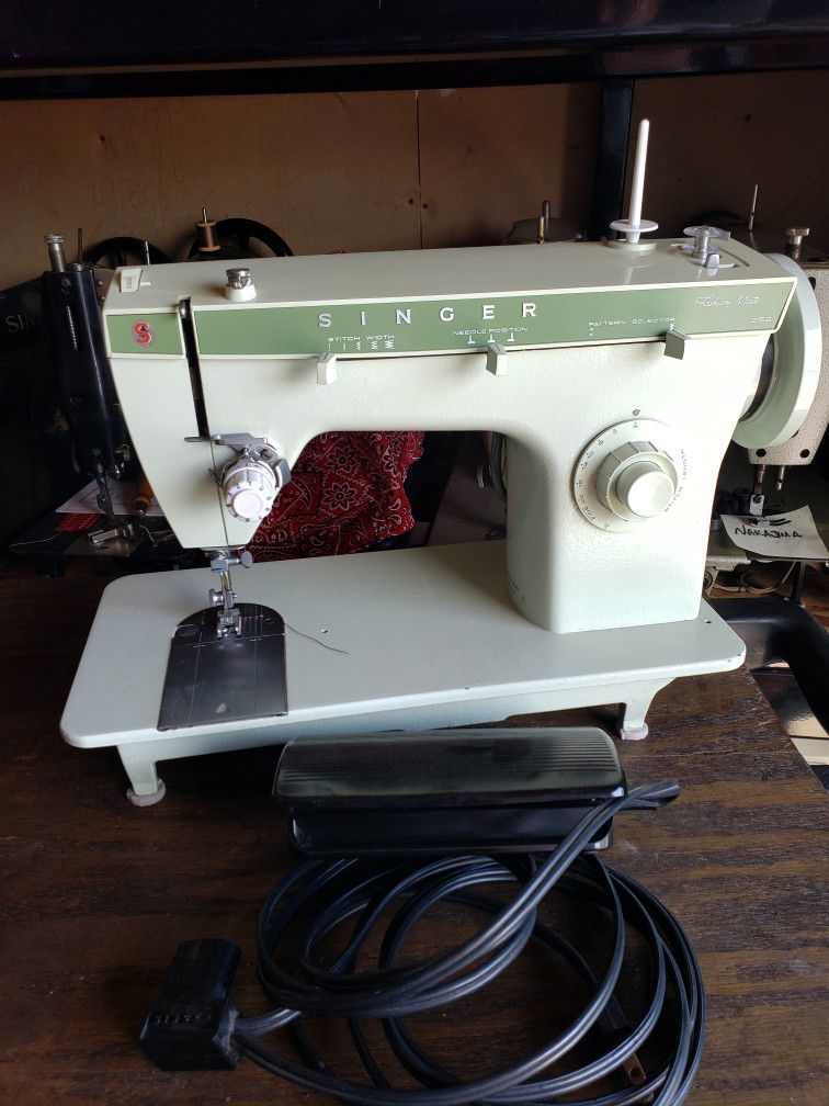 (Pending) FREE Vintage Singer Sewing Machine 