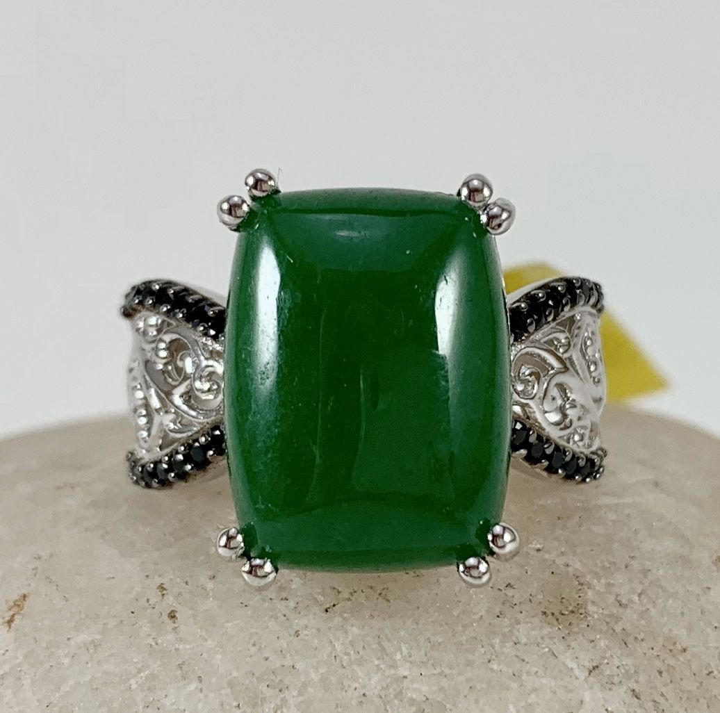 Burmese green jade and black Spinel ring
