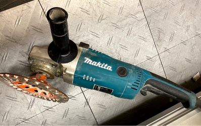 Makita GA7021 Corded Angle Grinder 15 Amp 7 in.