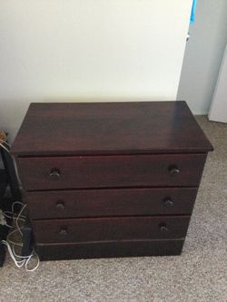 Classic three -drawer chest