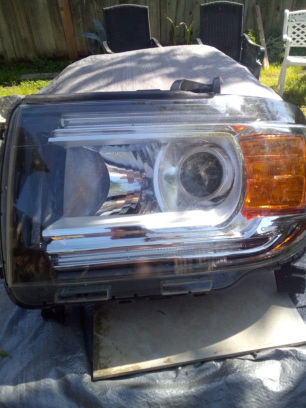 GMC Canyon Headlight Driver side Only