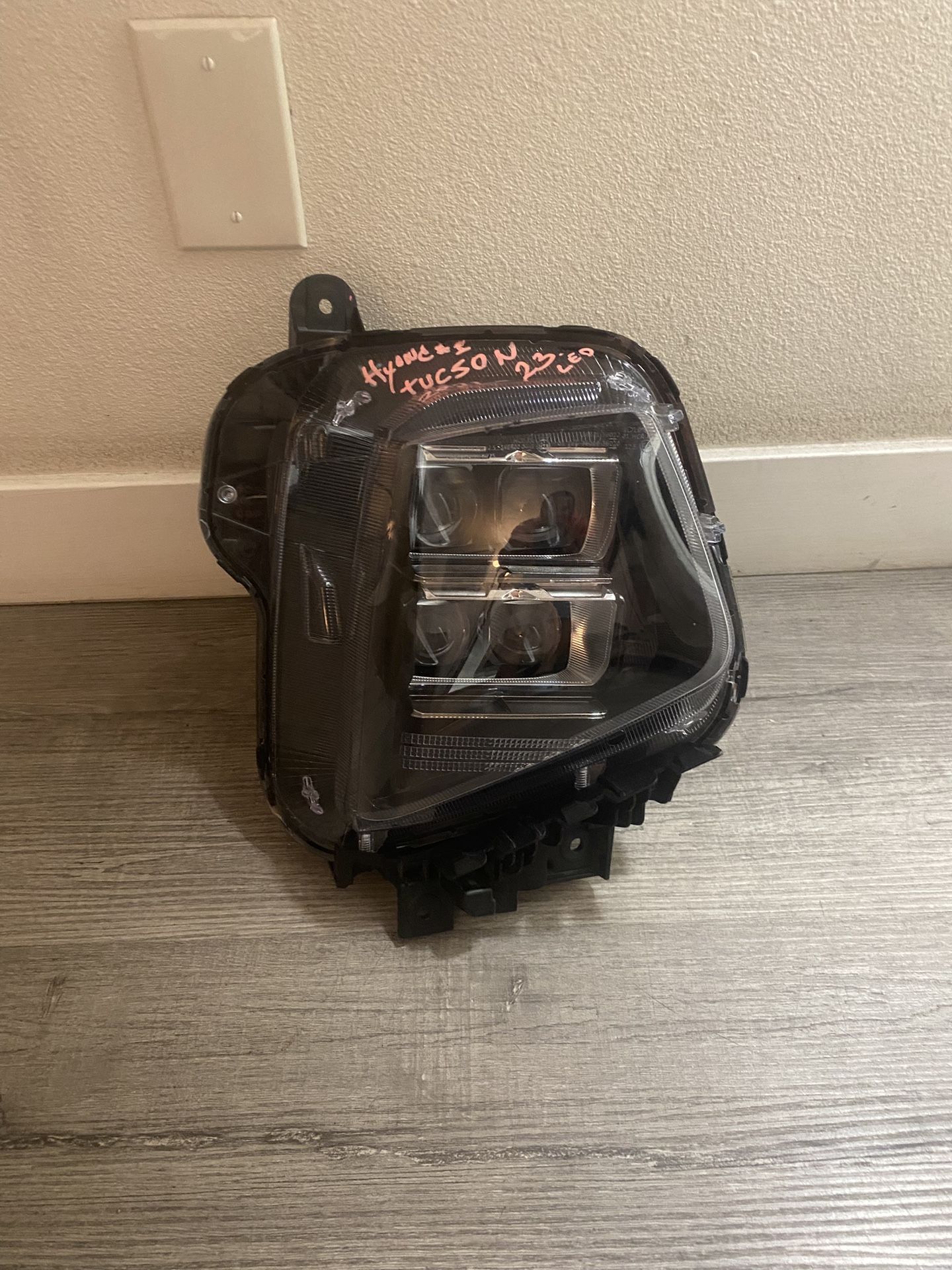 Hyundai Tucson. Front right passenger side.LED Headlight Headlamp OEM  2021-2022-2023. Used