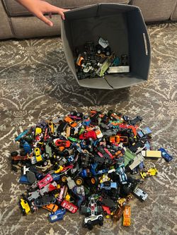 Hot wheels and die cast cars, over 200 included