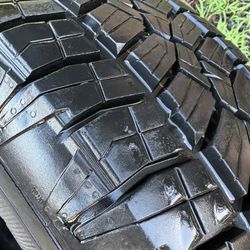  2 Used Tires 90% Thread   p275/70R18