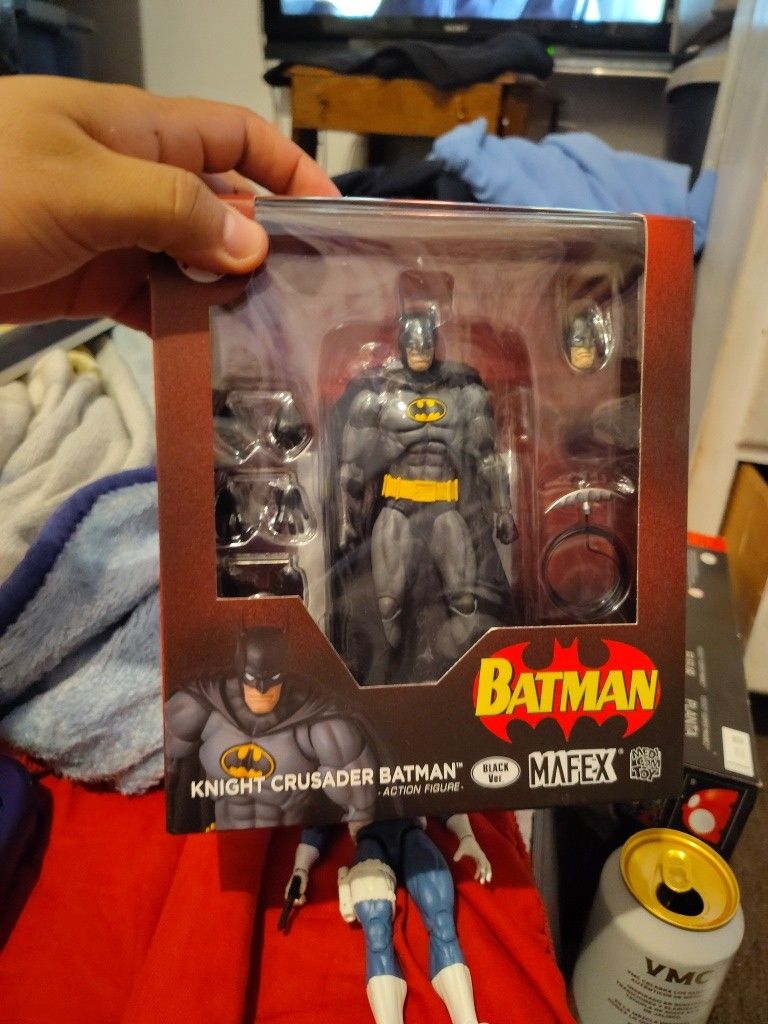 Mafex Batman Knight Crusader Black Version 