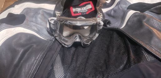 Oakley grey camo goggles and white cloth case