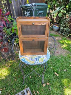 Cute cabinet.