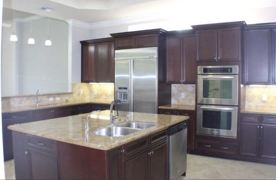 Complete Kitchen with Appliances in Excellent Condition