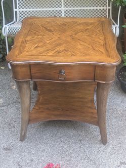 Vintage  End Table with Drawer in great condition