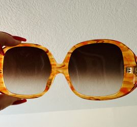 Wildfox LIZ Oversized Apricot Square Sunglass for Sale in  display picture 1