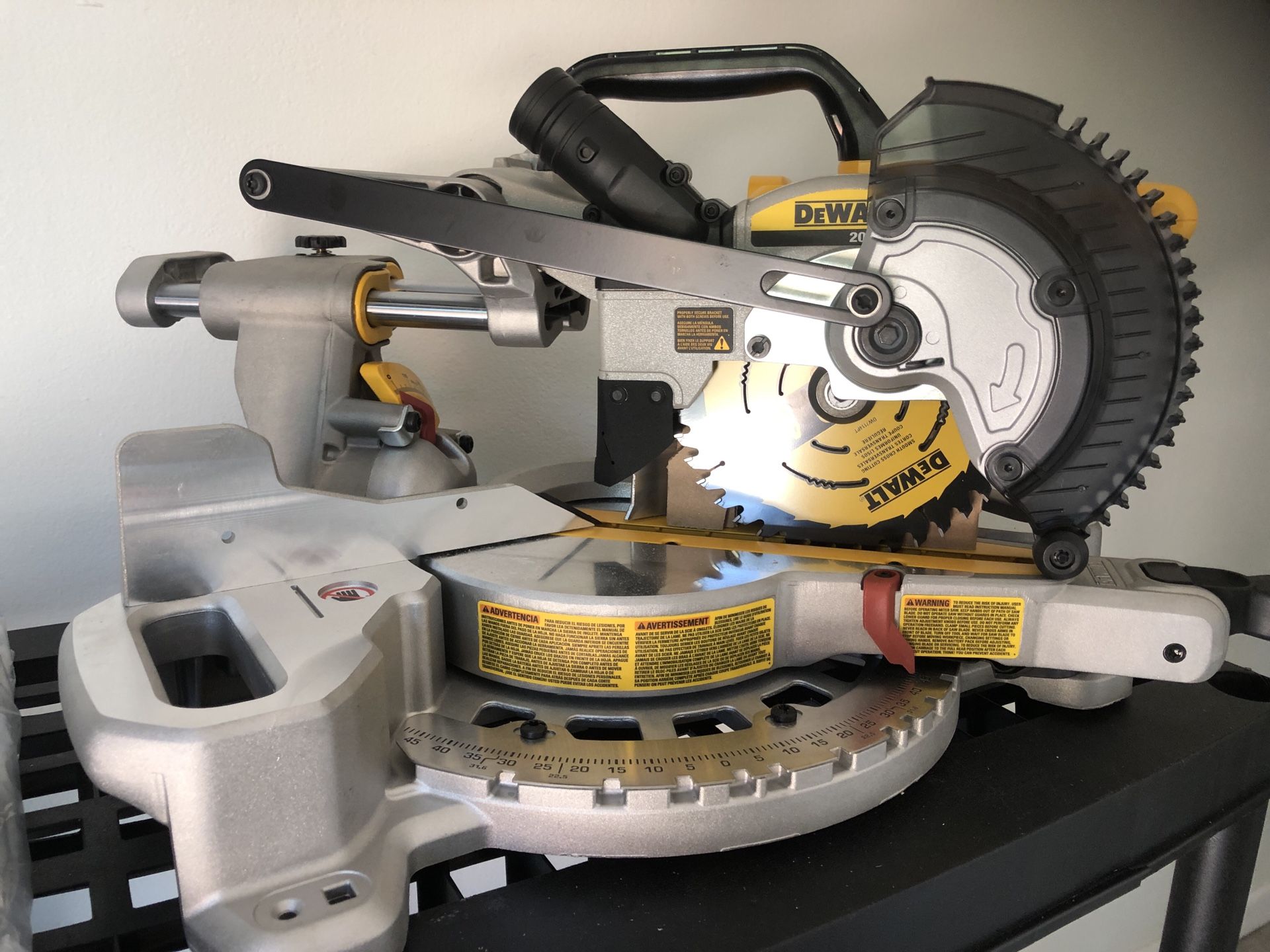 Dewalt cordless 20volt miter saw