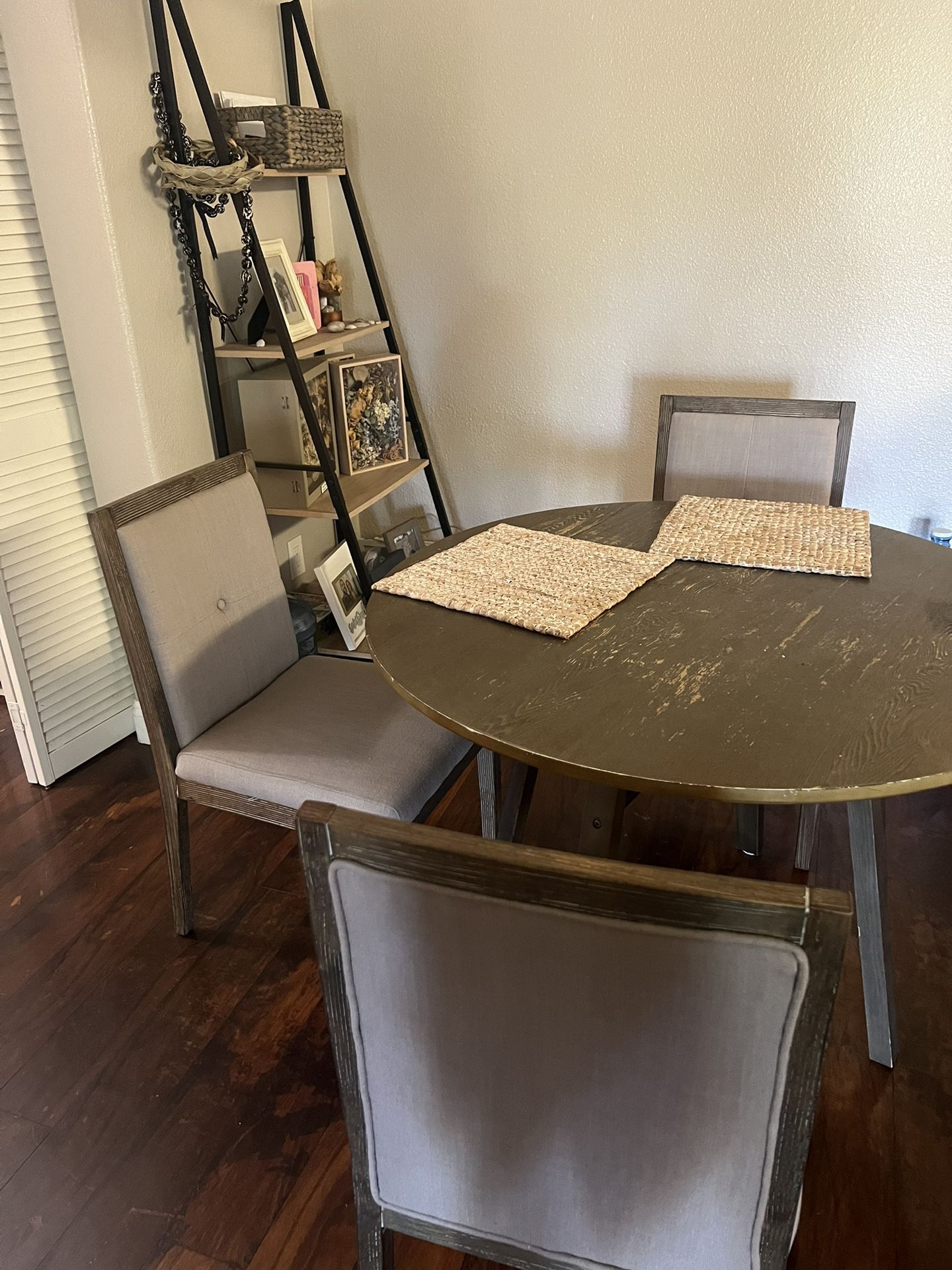 Crate And Barrel Dining Table Set / Round Table 
