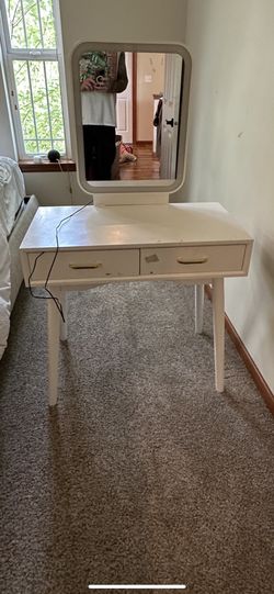 Light Up Girls Vanity With Stool