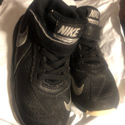 NIKE TEAM HUSTLE D7.  Kids Size 8C