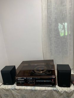 Vintage HP-319 Sony stereo radio and record player with Sony speakers in excellent clean conditions ,works great sound
