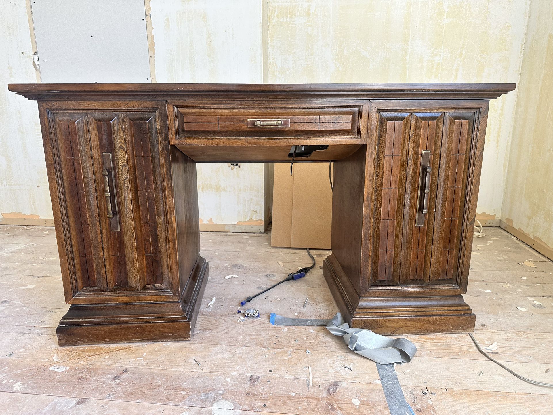 Singer Sewing Desk with machine 