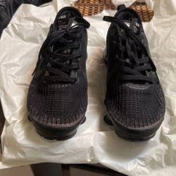 Nice Air VaporMax Size 4Y Black