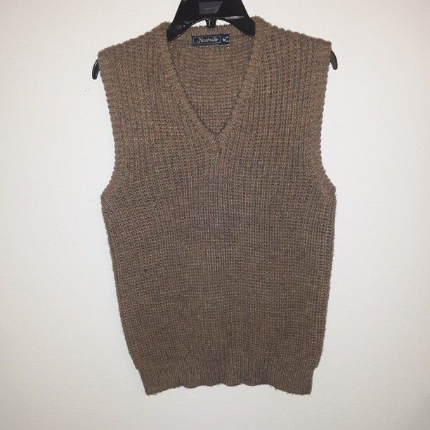 MEN'S SWEATER VEST IN PERFECT CONDITION 