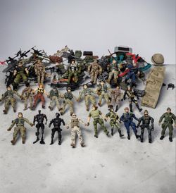 100+ GI Joe Assorted Military/ Special Forces Action Figures/Weapons/Accessories Lot Bundle Excellent Condition. The image features a large collection