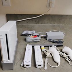 Nintendo Wii Console W/2 Controllers 2 Nunchucks Cables, 3 Games (downloaded to hard drive) Working