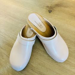 Bjork Light Pink Clogs