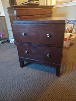 2 matching night stands