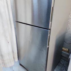Amana Fridge  Make Offers 