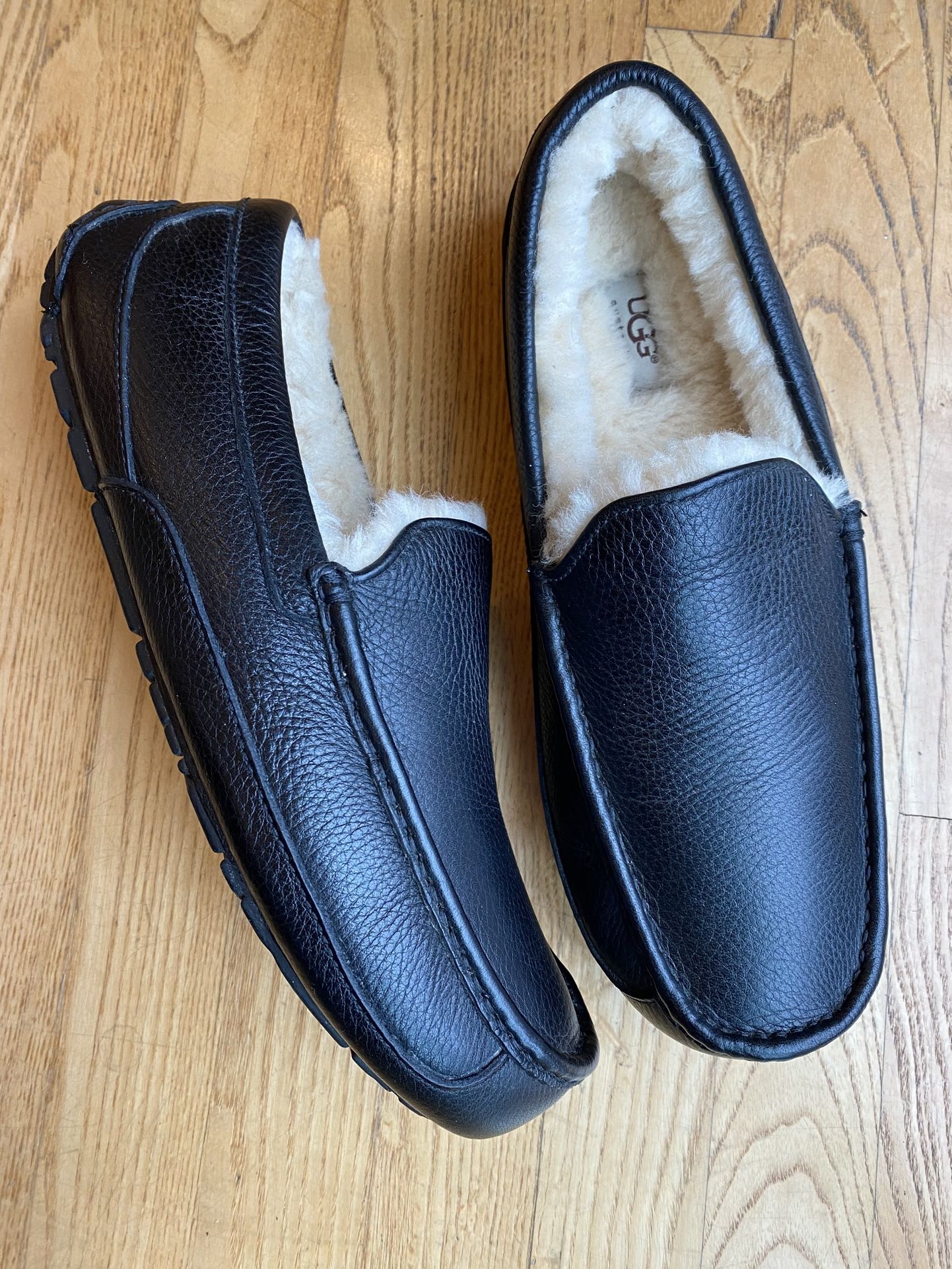 Like New UGG Ascot Leather Slippers Mens 11