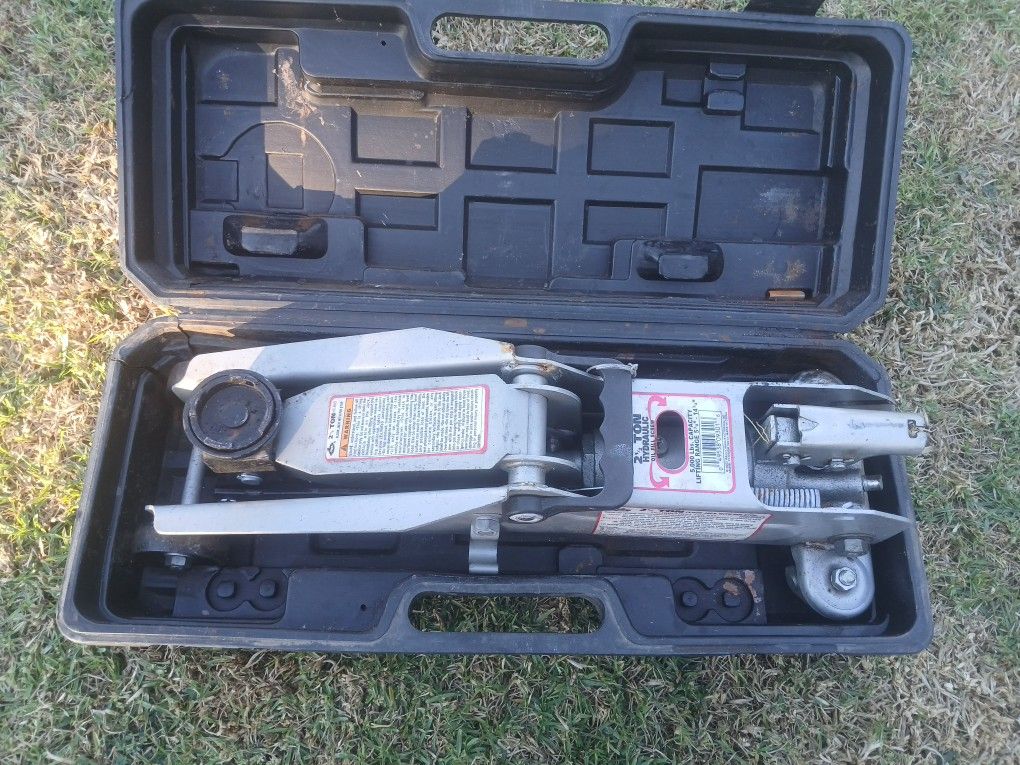 Mack 2 1/2 Ton Floor Jack With Case