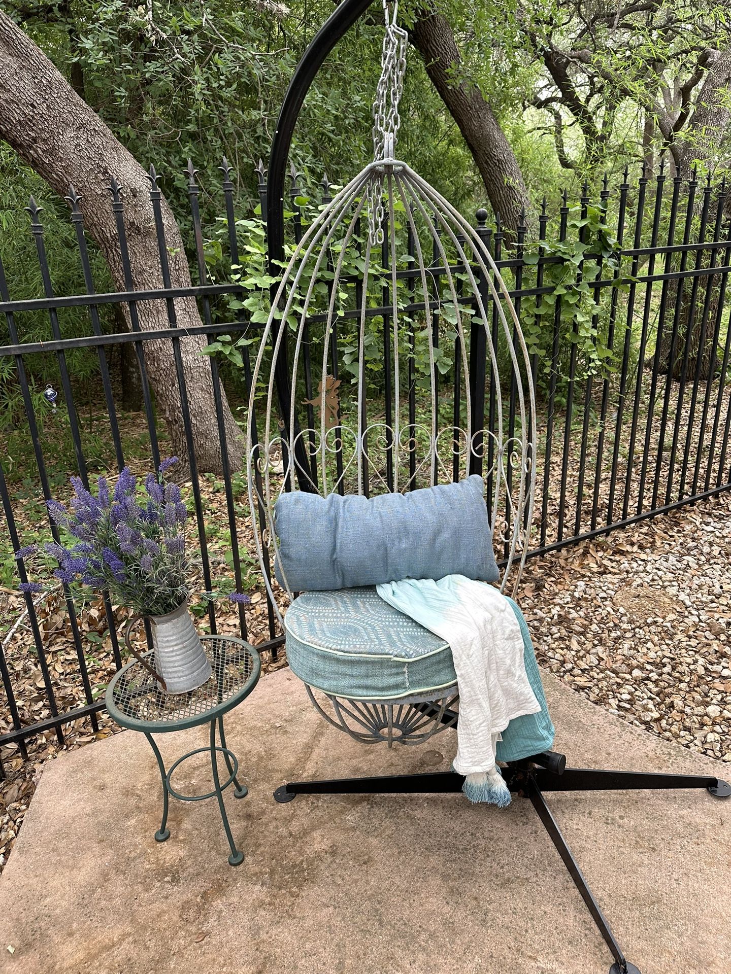 Swinging Chair With Stand
