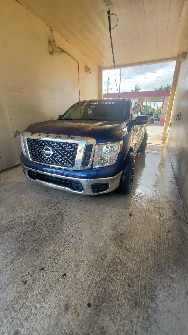 2017 Nissan Titan