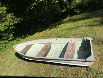 12 foot John boat with a 6 horse Johnson