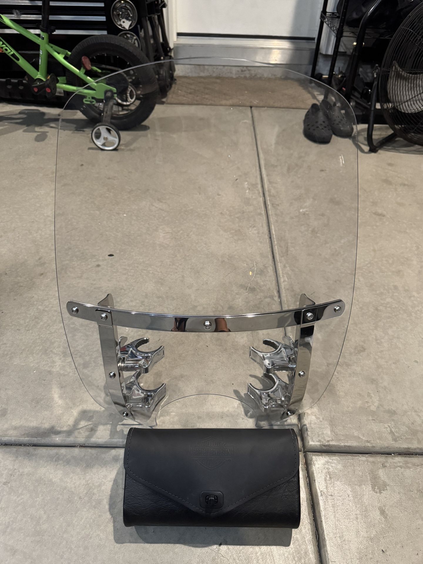 Harley Davidson 18 Inch Wind Splitter Quick Release Windshield With Bag