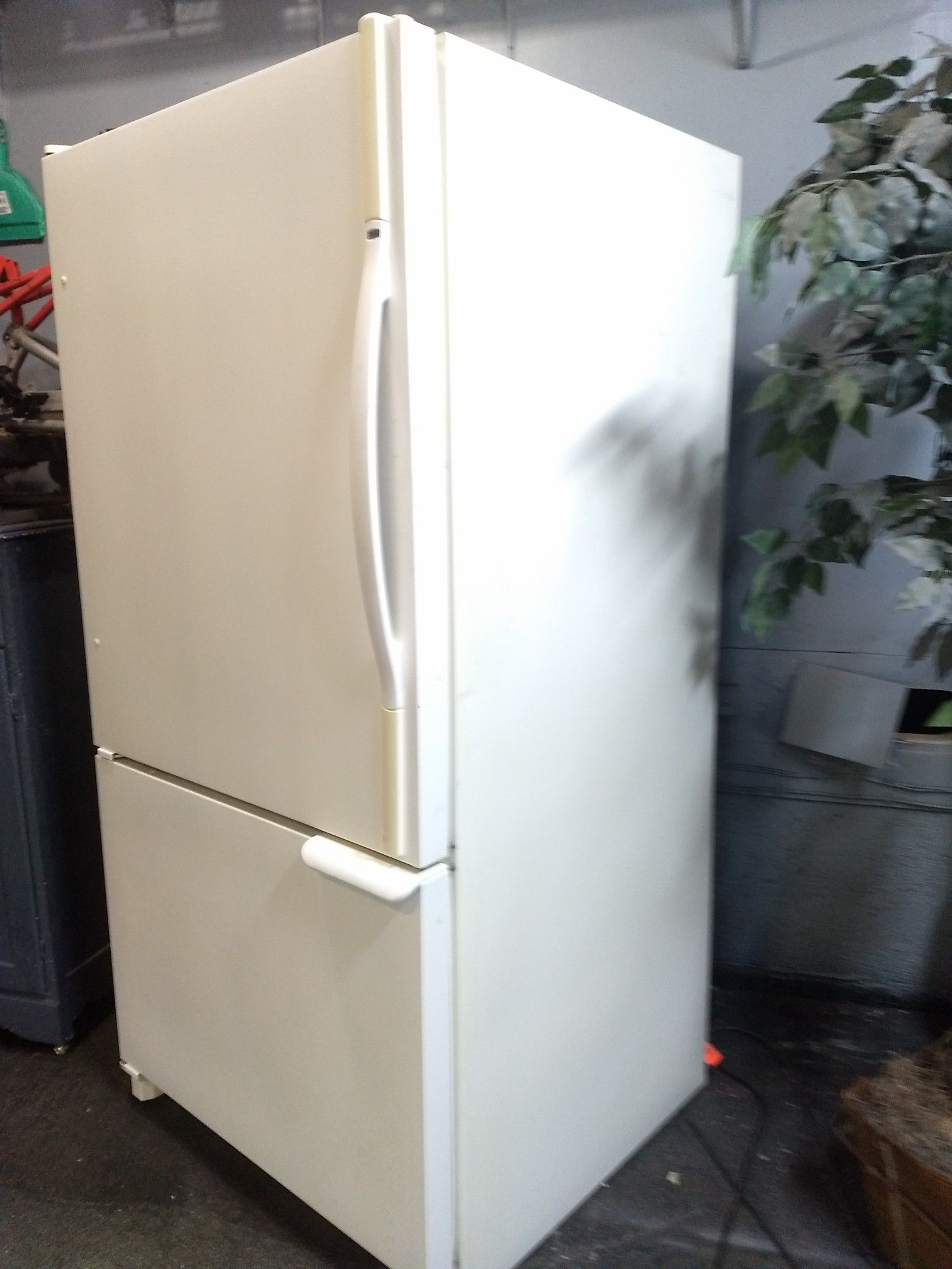 Amana full size bottom freezer refrigerator