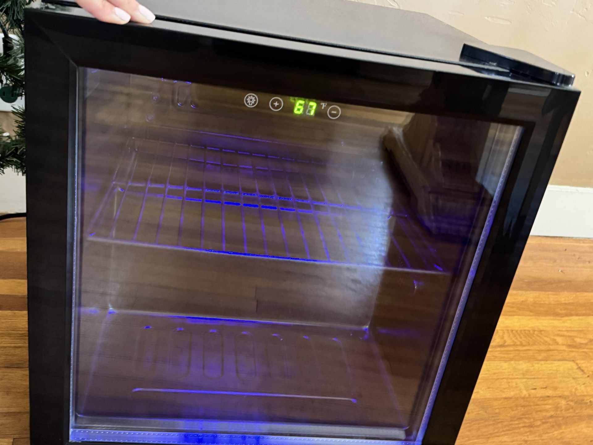 Antarctic Star 12 Bottle 48 Can Mini Fridge 