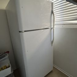 Top-Freezer 18.2 cu. ft. Kenmore Refrigerator 